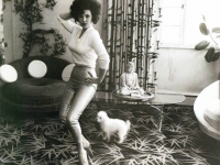 diane-arbus-blaze-starr-in-her-living-room-july-1964