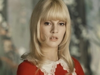 sylvie-vartan-in-red-dress-with-white-lace-collar-1960