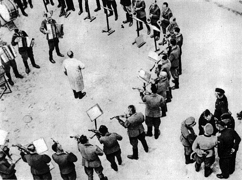 Prisioneros de un campo nazi de exterminio obligados a tocar (Archivo Yad Vashem, Jerusalén)