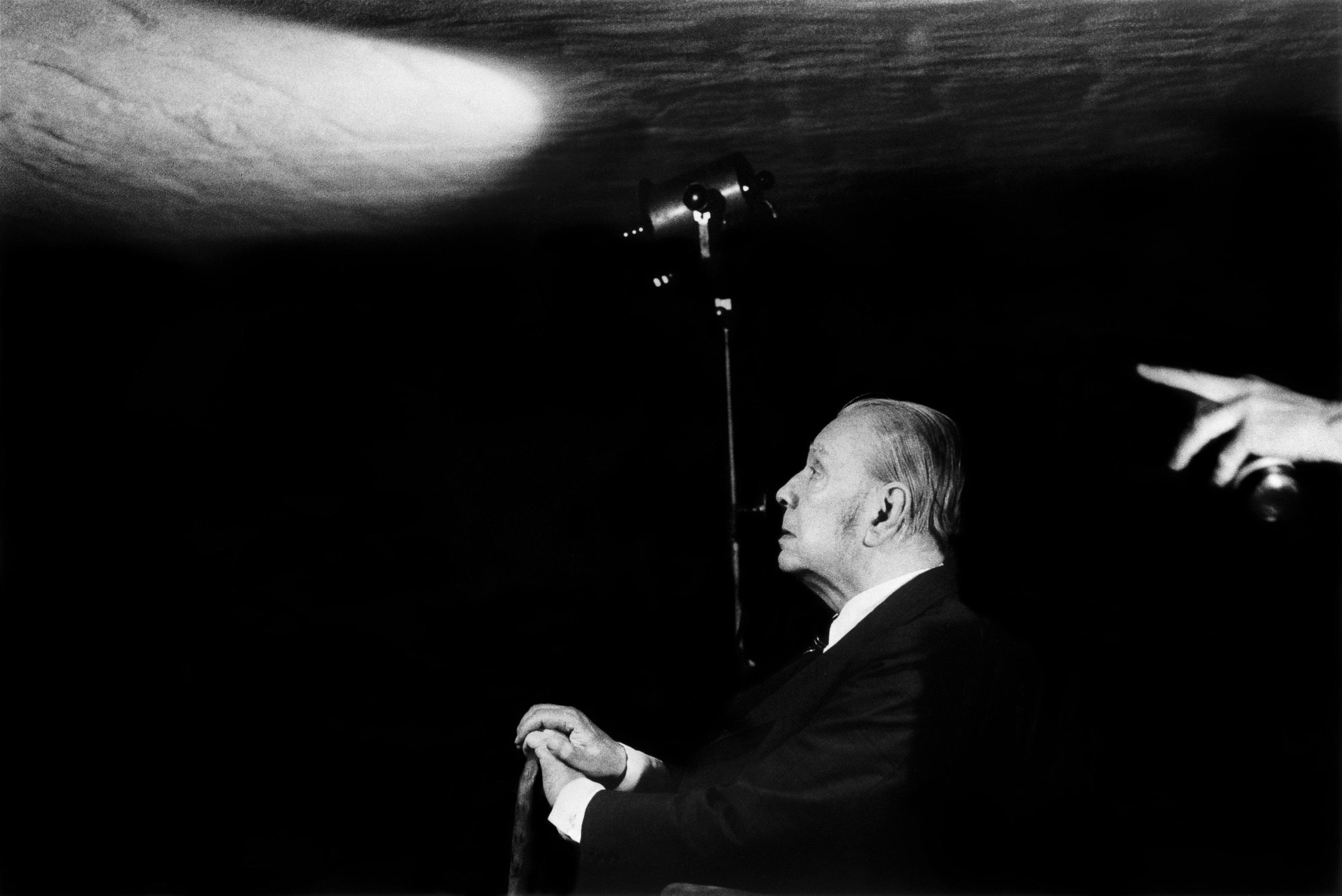 Jorge Luis Borges retratado en Buenos Aires en 1978 (foto: Daniel Mordzinski)
