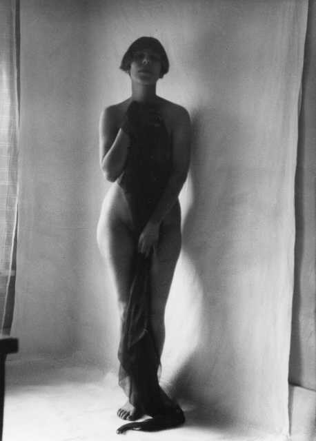 Virna Haffer - Female nude holding drape across front of her body, sin fecha