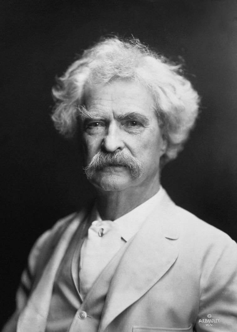 Mark Twain (foto: A.F. Bradley, 1907)