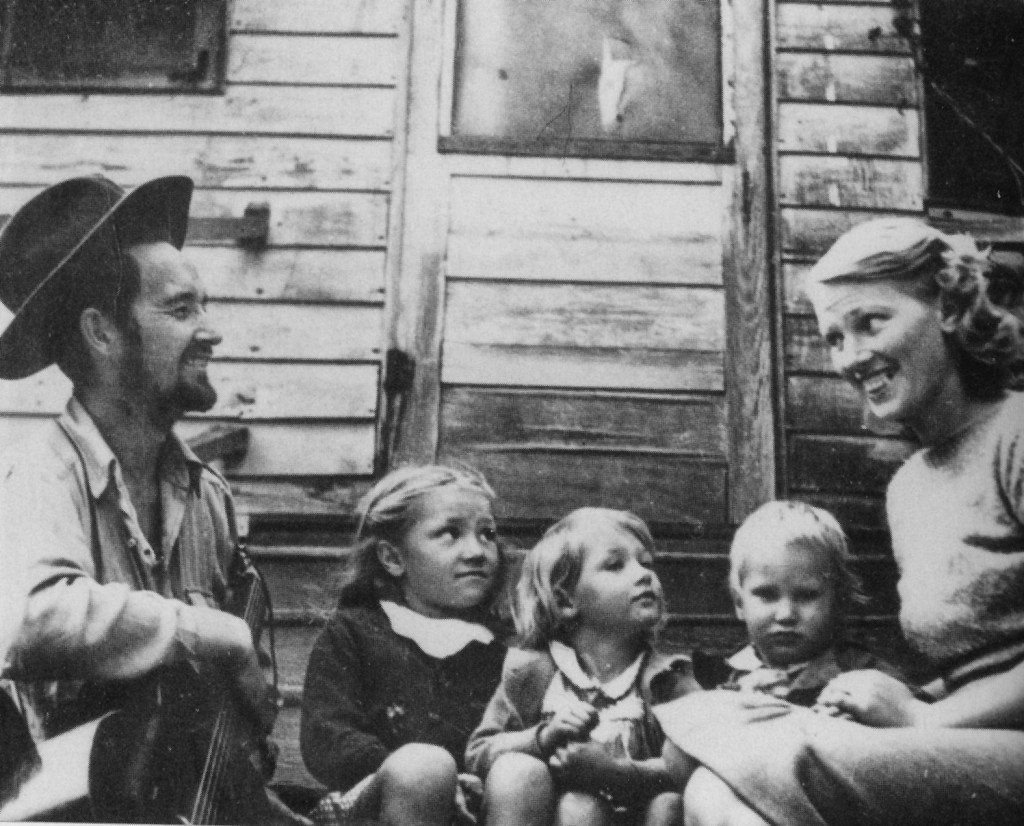 Woody y su primera esposa, Mary, con los tres hijos de la pareja (Gwen, Sue y Bill) frente a su casa en Los Ángeles, 1941