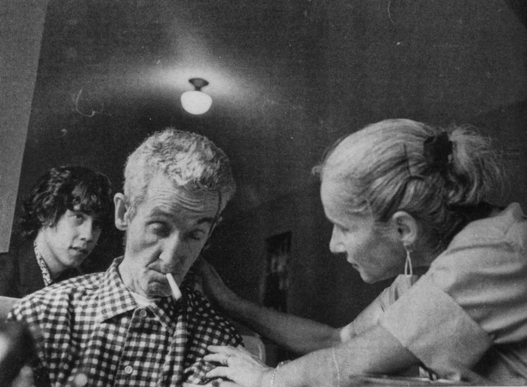 Arlo Guthrie, Woody Guthrie y Marjorie Mazia en el hospital de Brooklyn, 1966