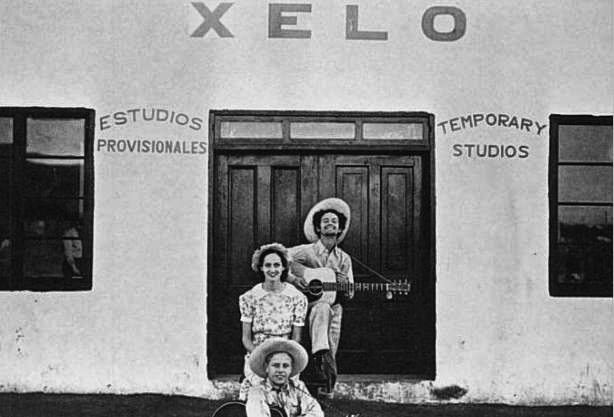 Woody y Lefty Lou ante los estudios de XELO, en Tijuana, 1938