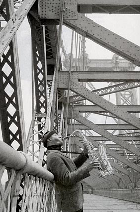 Sonny Rollins posa en el puente