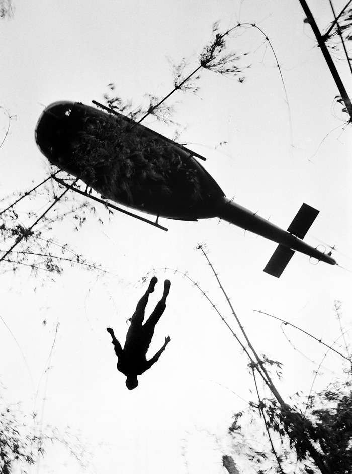 War Zone C, May 14, 1966  El cadáver de un paracaidista es alzado a un helicóptero. Foto de la exposición Vietnam: la guerra real (AP Photo/Henri Huet, courtesy Steven Kasher Gallery, New York)