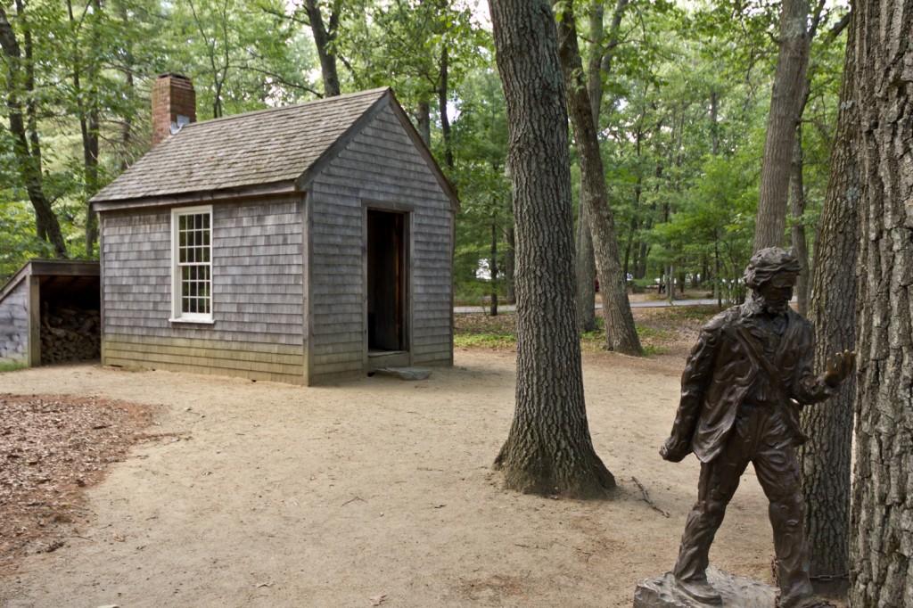 Réplica de la cabaña de Thoreau en la ubicación original y estatua del escritor