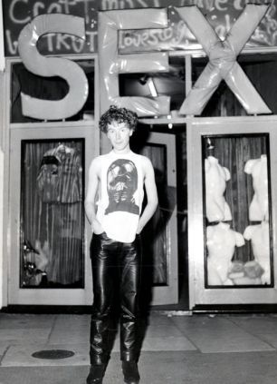 Malcolm McLaren ante la tienda "Sex", 1975