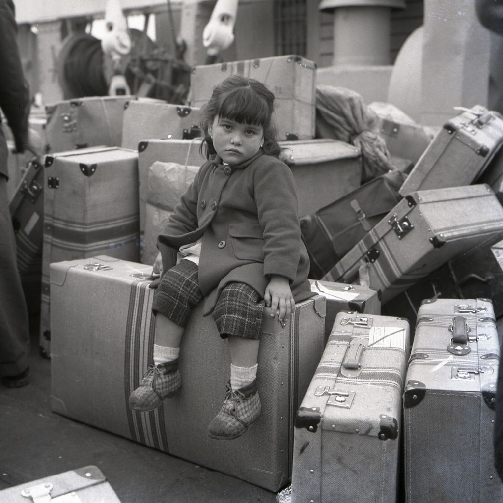 "Esperando a su madre sentada en las maletas". Foto de Martí en el puerto de A Coruña en 1963 (© Alberto Martí - Cortesía Consello da Cultura Galega)