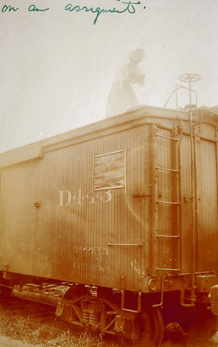 Haciendo una foto desde un vagón de tren, entre 1905 y 1910