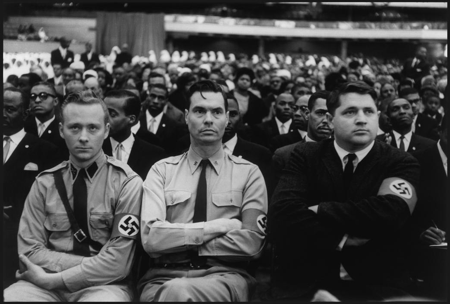 George Lincoln Rockwell (centro) y dos de sus camaradas nazis en un mitin de Malcolm X en 1962 © Eve Arnold
