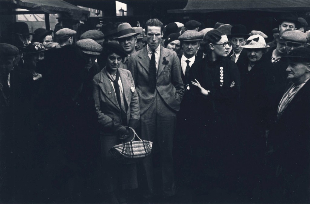 Humphrey Spender, Open market, Shoppers, 1937_38