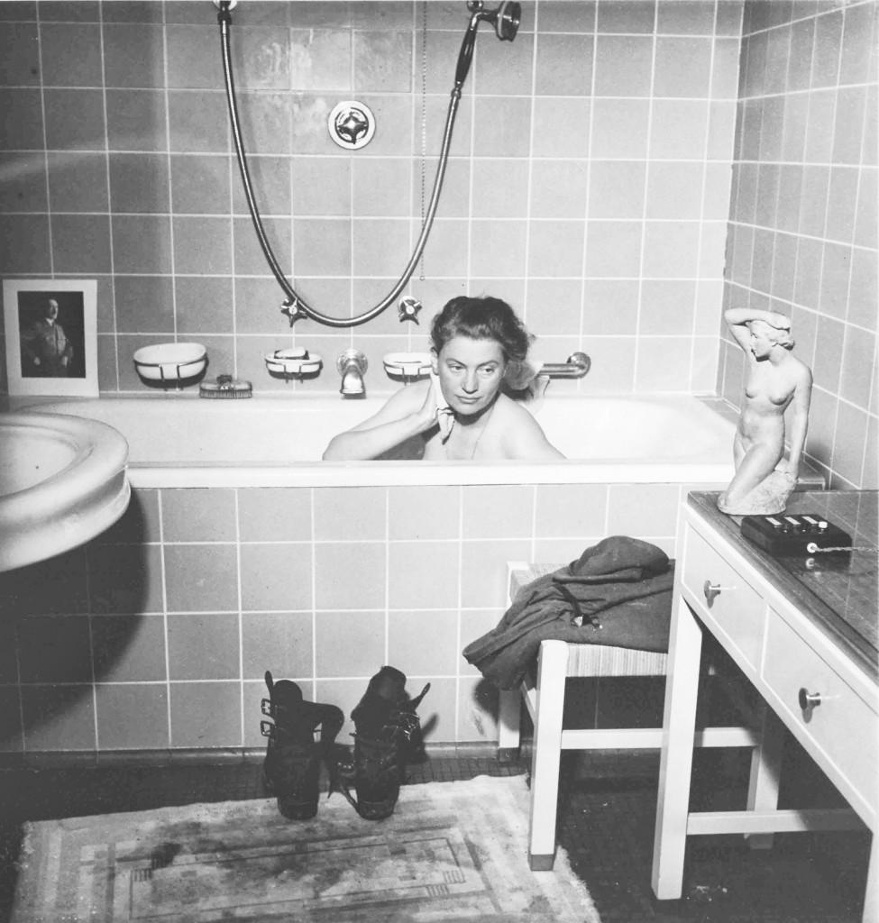 Toma desechada de Lee Miller en la bañera de Hitler © David E. Scherman