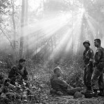Binh Gia, January 1965 Tras una noche de combates con las guerrillas del vietcongs, una unidad de soldados de los EE UU descansa en la selva (AP Photo/Horst Faas, courtesy Steven Kasher Gallery, New York)