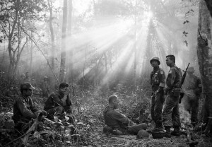 Binh Gia, January 1965 Tras una noche de combates con las guerrillas del vietcongs, una unidad de soldados de los EE UU descansa en la selva (AP Photo/Horst Faas, courtesy Steven Kasher Gallery, New York)