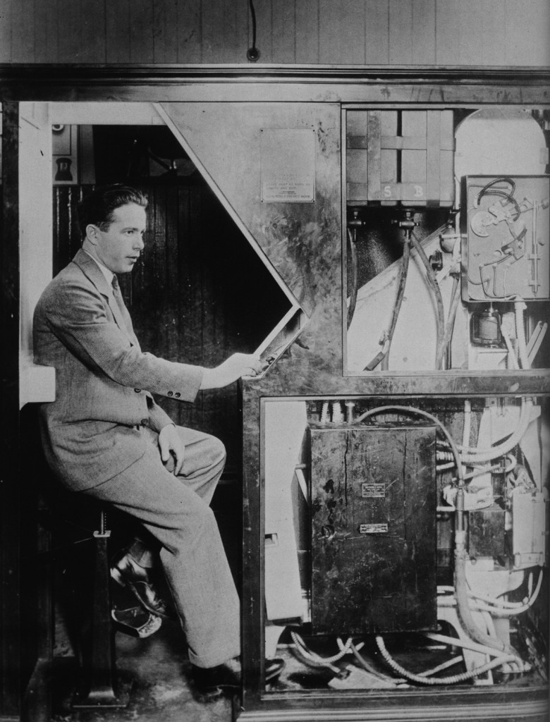 Anatole Josepho, inventor del fotomatón, con una de sus máquinas (finales de los años veinte)
