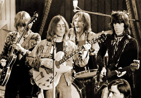 Desde la izquierda, Eric Clapton, John Lennon, Mitch Mitchell y Keith Richards (1968)