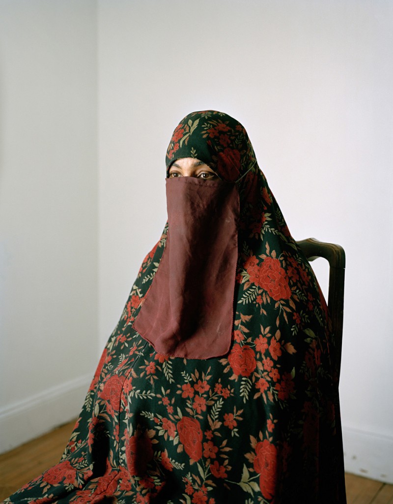  April, 2013  April, una de las mujeres estadounidenses convertidas al Islam que aparece en Los conversos (Courtesy of Claire Beckett and Carroll and Sons Art Gallery, Boston)