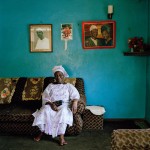 Mrs Yalmamie Sesay, the 'Mamie Queen' of Kissy Brook in the east end of Freetown Yalmamie Sesay, una de las 'mammie queen' que se encargan de mediar en litigios de poca importancia en Sierra Leona (© 2013 Aubrey Wade. All rights reserved)