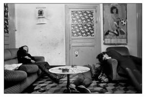Palermo, 1982 Nerina (a la derecha) trabajaba como prostituta y traficaba con drogas. Fue asesinada por la mafia por no respetar sus órdenes. Dos clientes también corrieron la misma suerte © Letizia Battaglia