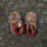 Maban County, Upper Nile State, South Sudan, June 2012 Musa Shep, de dos años, anduvo 20 días con este par de zapatos para llegar a un campo de refugiados en Sudán del Sur. Foto de Shannon Jensen (© Shannon Jensen/Reportage by Getty Images)