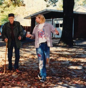 Burroughs y Cobain en la cabaña del primero en Lawrence (Kansas), octubre de 1993