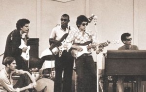 Bob Dylan en Newport en 1965, tocando en directo por primera vez con un grupo eléctrico