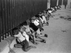 Do lado de fora do Estádio do Pacaembu. São Paulo, SP, 1941. Foto: Thomas Farkas / Acervo IMS