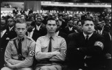 George Lincoln Rockwell (centro) y dos de sus camaradas nazis en un mitin de Malcolm X en 1962 © Eve Arnold